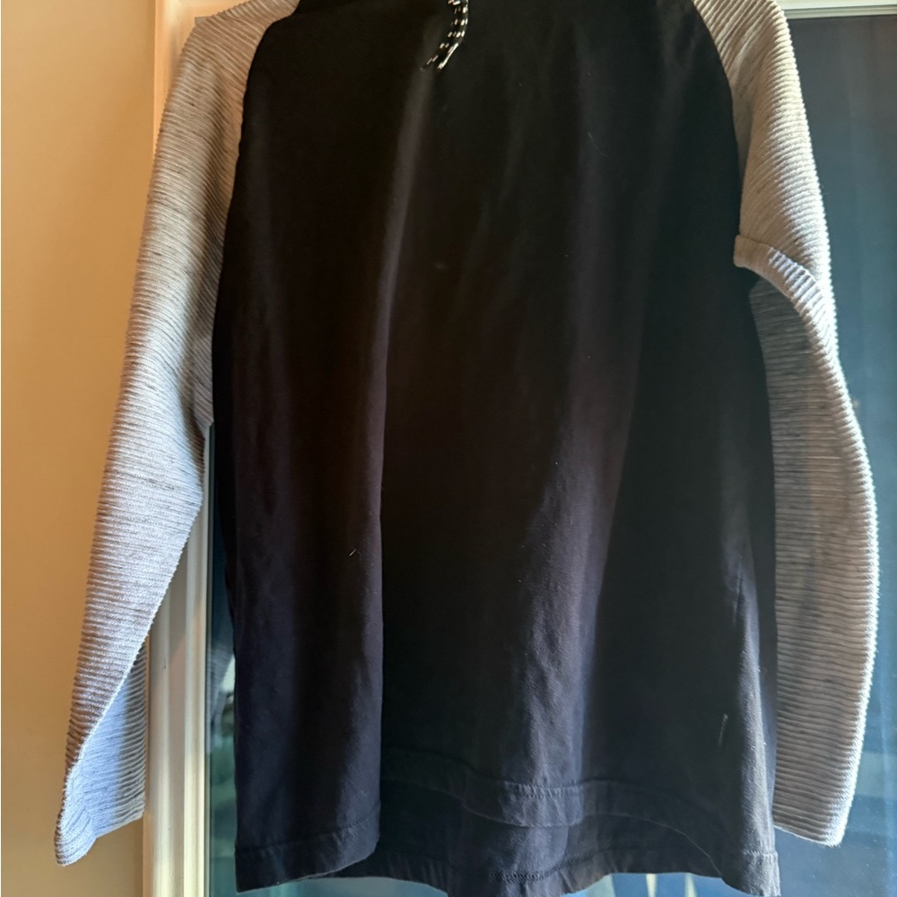 Women's Black and Gray Sweatshirt